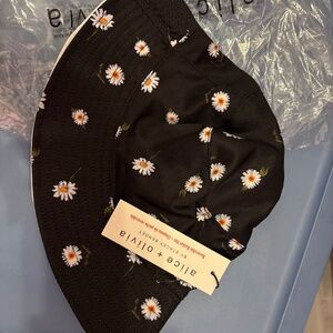 NWT ALICE + OLIVIA Reversible Bucket Hat Daisy Black - OS